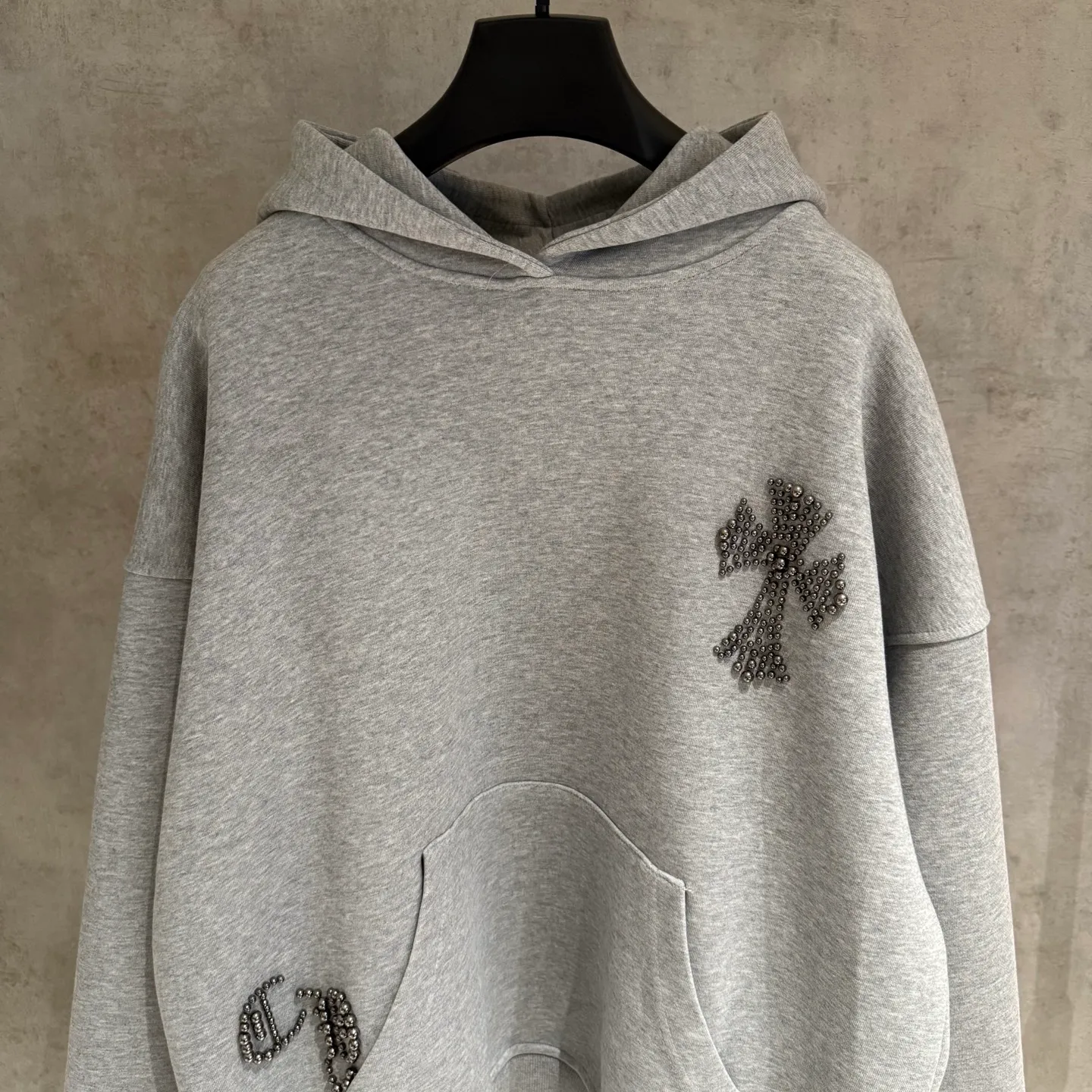 🅿️410 [Strict quality control] CH Croixin's new long-sleeved hooded sweatshirt. The fabric is made of heavy 480g double yarn fabric. Front and back embroidery➕beads. Ready-to-wear loose fit. The fabric is stiff and stylish. It does not deform or shrink. Color: black, white, floral gray. Size: M-2xl